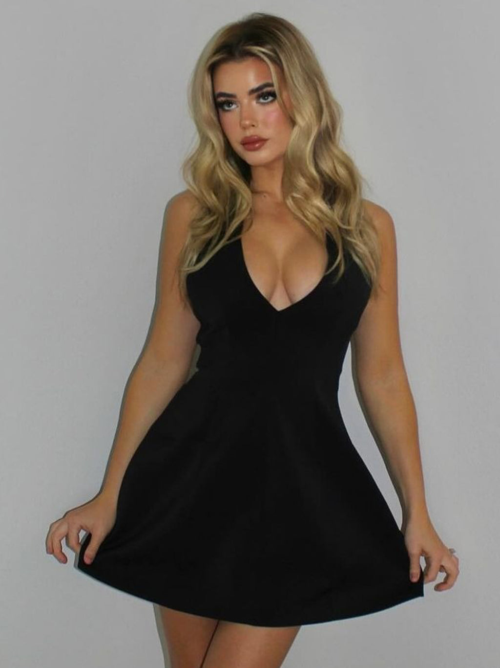 Vestido Mini "Clásico de Lujo" - Escote Halter Profundo