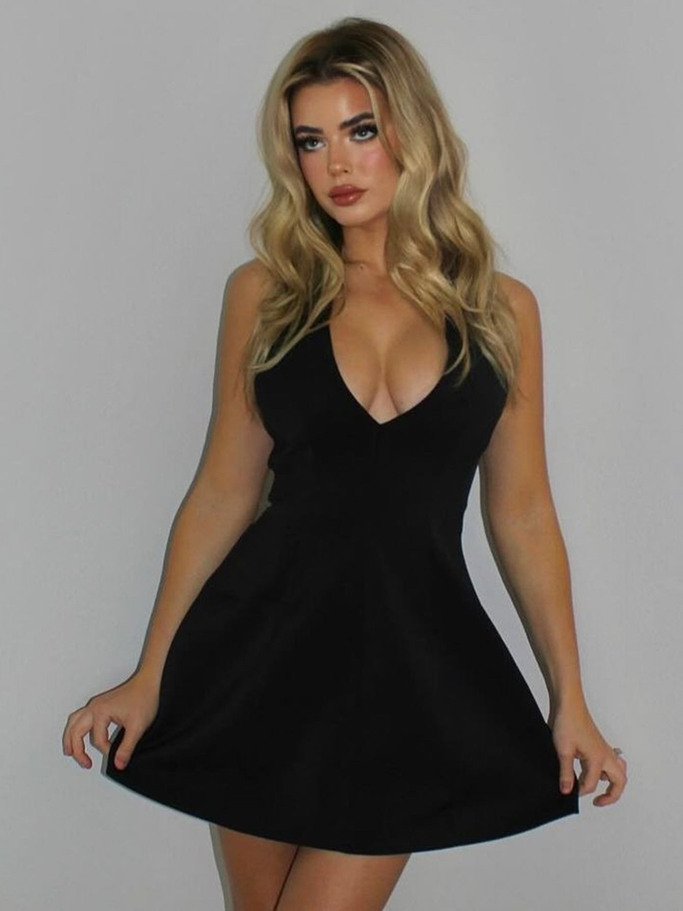 Vestido Mini "Clásico de Lujo" - Escote Halter Profundo